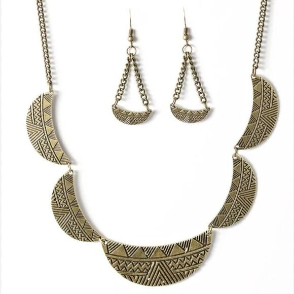 Paparazzi As Moon As Possible Necklace in Brass New - Picture 2 of 2